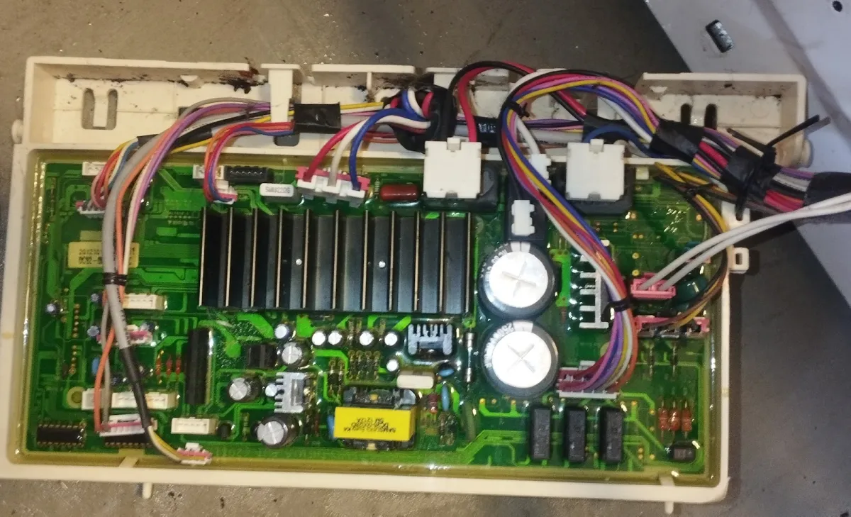 Placa eletrônica de eletrodoméstico aberta para reparo